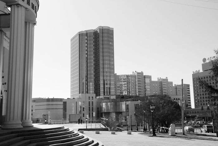 Рис. 1. Деловой центр «Манхеттен» в Новосибирске: вид со стороны «площади Трех театров» (фото: А.А. Шамец)